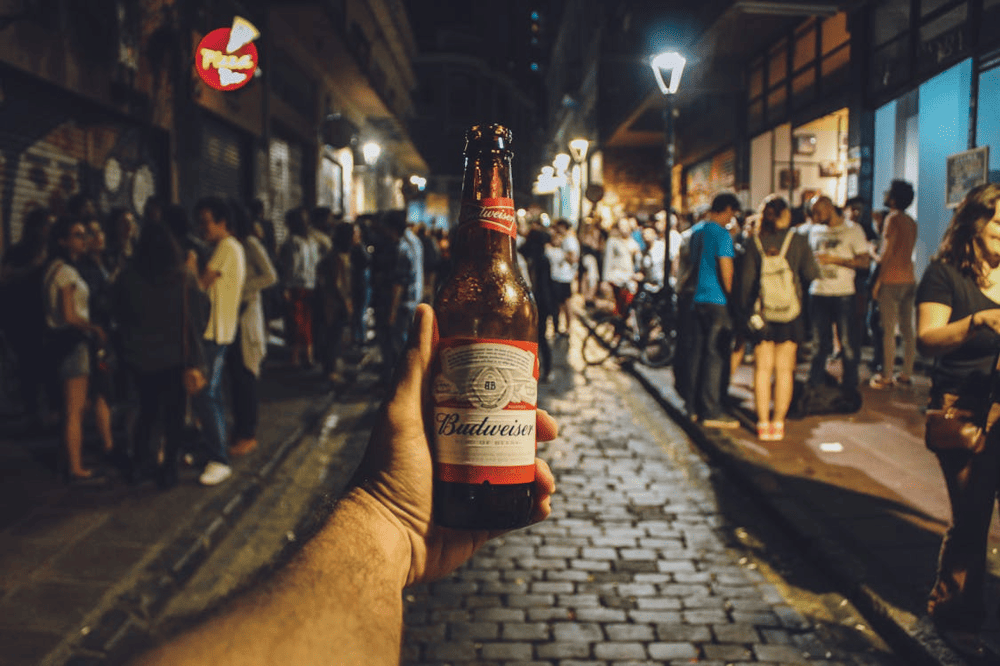 Affluent Vietnamese drinkers often select Budweiser as a symbol of modernity, prestige, and global connection (Source: Pexels)